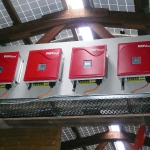 Die Wechselrichter werden unter dem Dach montiert